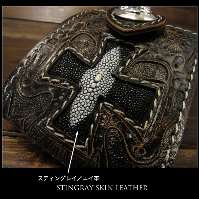 レザーウォレット　スカル／ドクロ　カービング　スティングレイ／エイ革　 財布　二つ折り革財布 　レザーウォレット　アイアンクロス／鉄十字 Skull  Carved Leather Bifold Wallet Stingray Skin WILD HEARTS Leather&Silver (ID  